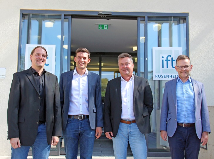 Die Geschäftsführung des ift Rosenheim freut sich über die Verstärkung und die Zusammenarbeit mit Peter Mayer, der als ehemaliger Leiter der Zertifizierungsstelle des regional ansässigen Prüfinstituts für Bauelemente (PfB) über umfangreiche Erfahrung verfügt. (v.l.n.r. Michael Breckl-Stock (CTO), Peter Mayer, Christian Kehrer (Leiter Zertifizierung) und Dr. Jochen Peichl (CEO))