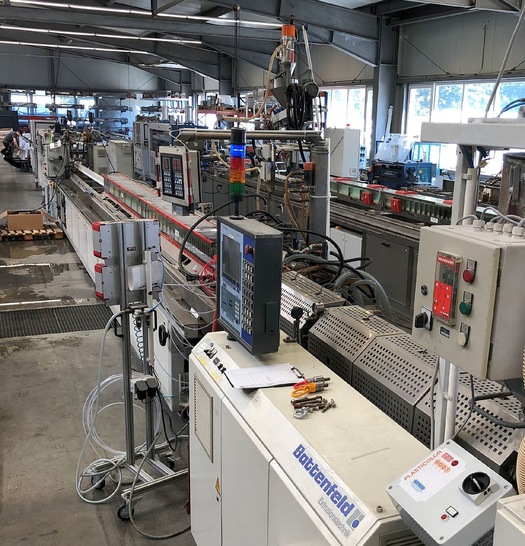 Auf seinen neuen Extrusionsanlagen kann SLS komplexe Profile mit Querschnitten von bis zu 300 x 200 mm (B x H) fertigen, wobei die Profile Gewichte von bis zu 4,0 kg/m erreichen können. Verschiedene Profilquerschnitte können Wandstärken von bis zu 8,0 mm aufweisen.