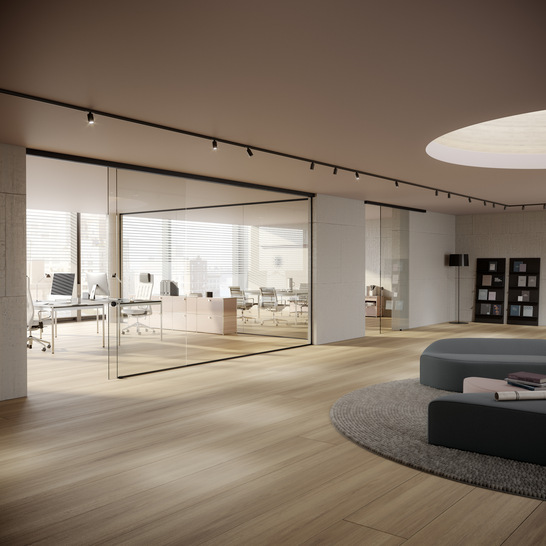 Viel Licht im Raum, der neue Portavant G 120 Schiebebeschlag macht das möglich. Der Beschlag ist in Schwarzeloxal gehalten.