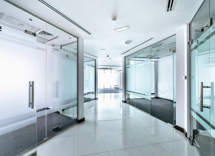 Bei gläsernen Wänden und Türen im Büro oder im Badezimmer lässt sich mit den Bttr4 Glass easy clean Glasbeschichtungen der ­Reinigungsaufwand ­deutlich senken. - © Foto: shutterstock
