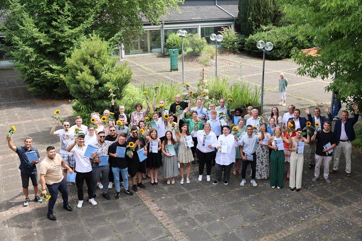Alle Absolventen der Glasfachschule Hadar feierten gemeinsam ihren Abschluss.