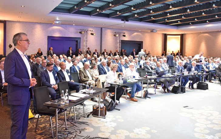 Volles Haus in Düsseldorf. Die Branche will sich miteinander austauschen, der Andrang zum Kongress war riesengroß. - © Daniel Mund / GLASWELT
