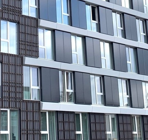 Hier eine Fassade mit PV-Systemen von Megasol.