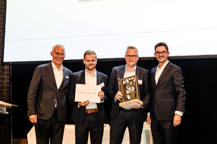 Freude bei der Übergabe des „Großen Eisernen Gustav an Simonswerk  (v.l.):. Jens Schlager Vorstandsvorsitzender EBH, Benjamin Teckentrup Leiter Innendienst Simonswerk, Michael Muhl Regional Director Sales & Marketing Central Europe Simonswerk und Tammo Berner Vorstand EBH.