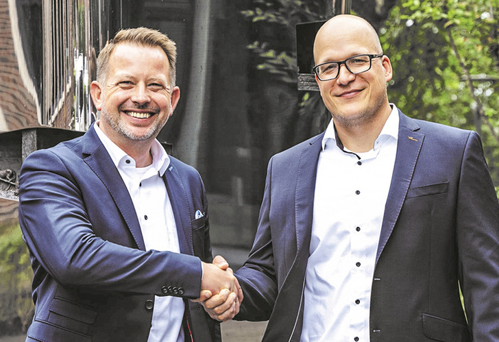 Mario Husemann von Remondis (l.) und Dirk Schneider von Schüco übernehmen die Geschäftsführung der RE:CORE GmbH und freuen sich auf die Zusammenarbeit.