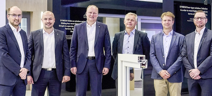 Gemeinsames Meeting der Rehau- und AGC-Führungsteams anlässlich der Kooperations­unterzeichnung bei Rehau in Erlangen in der World of Windows.