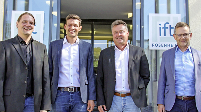 Peter Mayer besetzt die Zertifizierungsstelle des ift Rosenheim. v.l. Michael Breckl-Stock (CTO), Peter Mayer, Christian Kehrer (Leiter Zertifizierung) und Dr. Jochen Peichl (CEO)) - © Foto: ift Rosenheim
