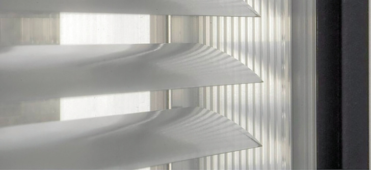 Bei Isolette Jalousien-Isoliergläsern ist der Sonnenschutz elegant im SZR der Scheibe untergebracht.