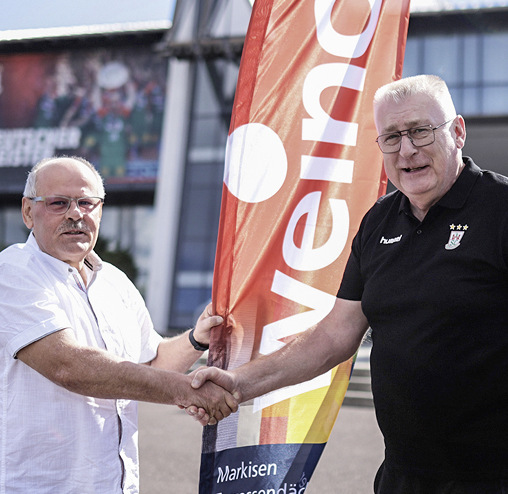 Frank Rappholz, Weinor-Werkleiter in Möckern (links im Bild)  mit Gunar Schimrock, Marketing und Vertrieb SC Magdeburg.