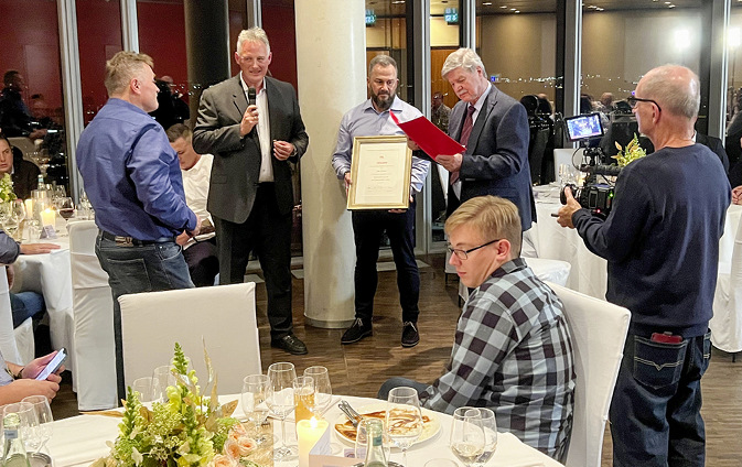 Auch das Thema Ehrungen zu einem 40 jährigen Betriebsjubiläum bei der Firma Hertel war Programm.