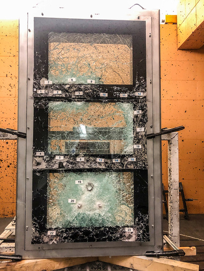 EuroLam bietet mit dem Lamellenfenstersystem ­GuardAir das einzige Lamellenfenster mit der Zertifizierung in der Widerstandsklasse FB6. Es zeichnet sich durch eine flächenbündige Ganzglasoptik außen
und eine selbsthemmende Verrieglungstechnik aus.