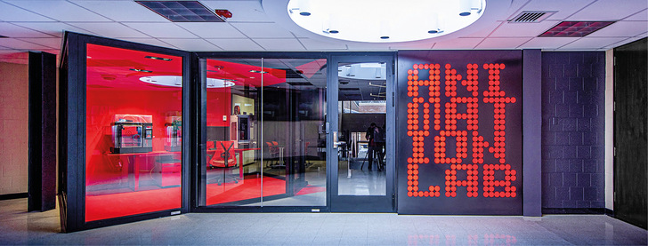 Hier wurde die alte Ziegelwand durch eine Glasfront erse﻿tzt, um Einblicke ins Labor zu schaffen. Das Brandschutz­system sichert den Fluchtweg durch den Flur und gewährleistet eine Widerstandsdauer von 60 Minuten, so die Planer.