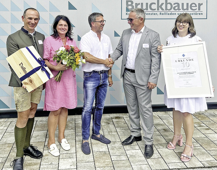 Gratulation zum 50-jährigen Firmenjubiläum und zur zehnjährigen Partnerschaft mit Veka (v.l.): Markus Scheuerer (Technischer Außendienst Veka), das ­Inhaber-Ehepaar Christine und Bernhard Bruckbauer, Veka Gebietsrepräsentant Michael Wiebe sowie Tochter Valentina Bruckbauer, mit der vor zwei Jahren die dritte Generation ins Unternehmen eingetreten ist. - © Foto: Veka
