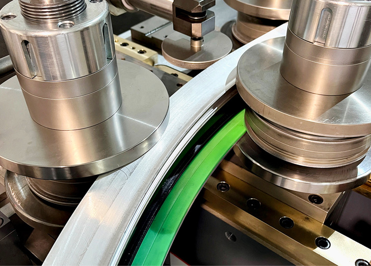 Anders als im Bereich Kunststoff bei Ventana, werden die Aluminium Profile beim Biege­vorgang gewalzt.