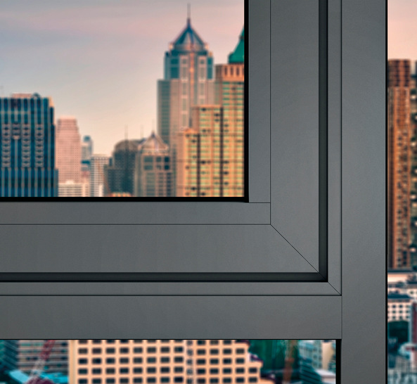 Neu im Markt ist der verdeckt liegende Drehkipp-Beschlag ­„Roto AL ­Designo STS“, der auch für flächenbündige Aluminiumprofil­systeme geeignet ist. Selbst in sehr schmalen Profilen bleibe er ­unsichtbar, erklärt der Hersteller.