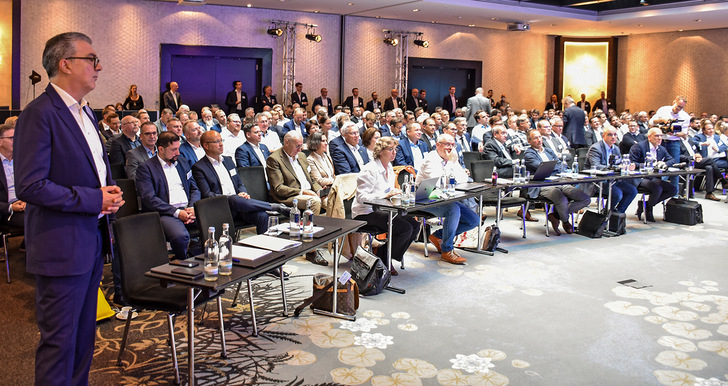 Volles Haus in Düsseldorf. Der Andrang zum Kongress war ­riesengroß, Branchenteilnehmer wollen sich ­miteinander ­austauschen. - © Foto: Daniel Mund / GLASWELT
