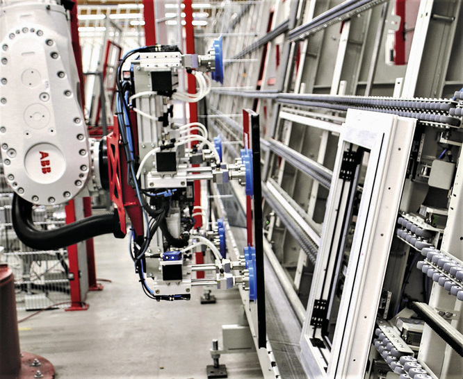 Für den hohen Automatisierungsgrad der ­neuen ­Anlage sorgt neben dem Glaspuffersystem 
unter ­anderem auch der Glaseinstellroboter. - © Foto: Aldra Fenster und Türen GmbH
