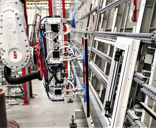 Für den hohen Automatisierungsgrad der ­neuen ­Anlage sorgt neben dem Glaspuffersystem 
unter ­anderem auch der Glaseinstellroboter.