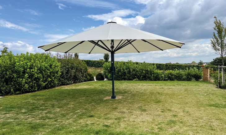 Ein beleuchteter und beheizter Gastronomieschirm mit 7 Meter Durchmesser stellt bei der Ausführung erhöhte Anforderungen an das Bodenfundament.