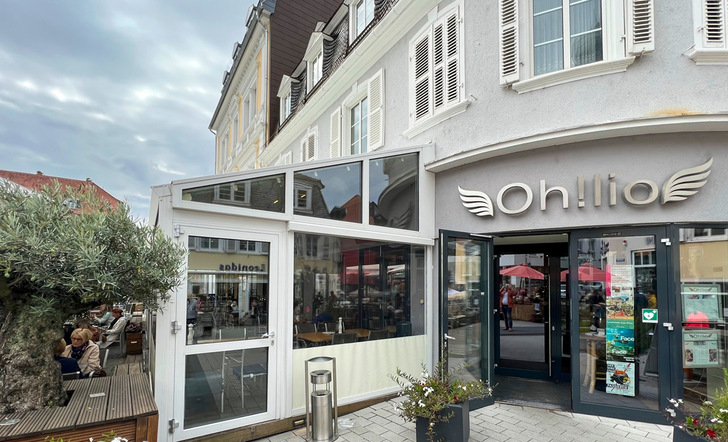 Die maximal mögliche Anbringungshöhe über dem Restaurantfenstern schafft Luft und Raum im Inneren, und sorgt für eine gute Regenwasserabführung von der Dachfläche.