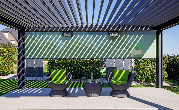 In eine der Statiklamellen ist ein leistungsfähiger Rohrmotor integriert, der die Lamellen bis zu 40 Sekunden schneller dreht als herkömmliche Antriebe.