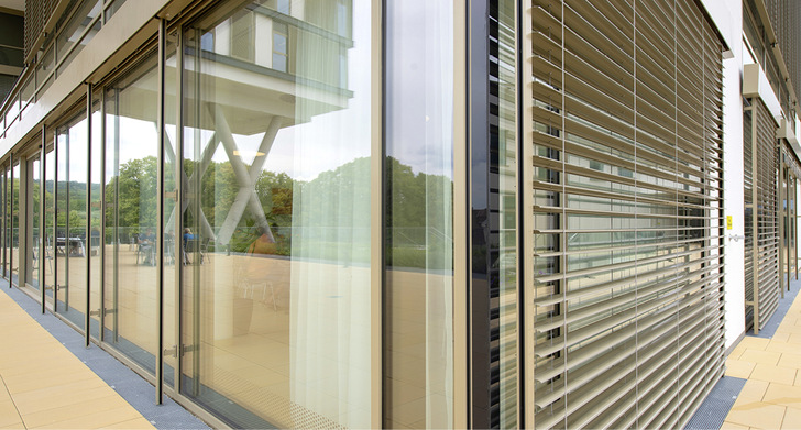 Die mit der Kastenbaugruppe verbundene Führungsschiene ist mit coextrudierten Weich-PVC-Lippen für einen geräuschlosen Lauf des Behangs ausgestattet.