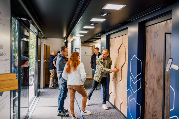 Der speziell designte Truck zeigt auf rund 65 qm Ausstellungsfläche MACOs neueste Produktentwicklungen für Fenster, Türen und Schiebeelemente. Highlights sind die Weltpremieren der Türlösungen M-TS und INSTINCT.