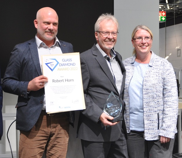 Bei der Preisübergabe: Robert Horn (technischer Geschäftsführer), Kurt Horn (Gesellschafter) und Julia-Geburzi-Horn (kaufmännische Geschäftsführerin)