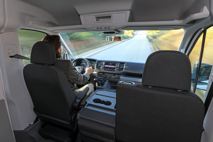 Gerade auf längeren Fahren ist die optimale Sitzposition für jeden Fahrer ein Muss. MAN bietet hierfür rückenfreundliche Schwingsitze an. - © MAN
