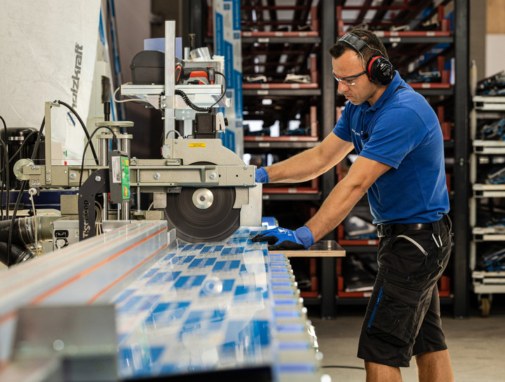 Blick in die teilautomatisierte Fensterbankproduktion im neuen Logistikzentrum von Seefelder in Neufahrn. 