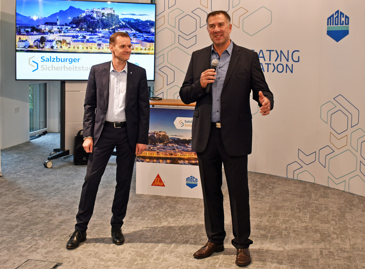 Klaus Bichler (Maco) und Andreas Dirksen (Sika) bei der Begrüßung auf den Salzburger Sicherheitstagen. - © Daniel Mund / GLASWELT
