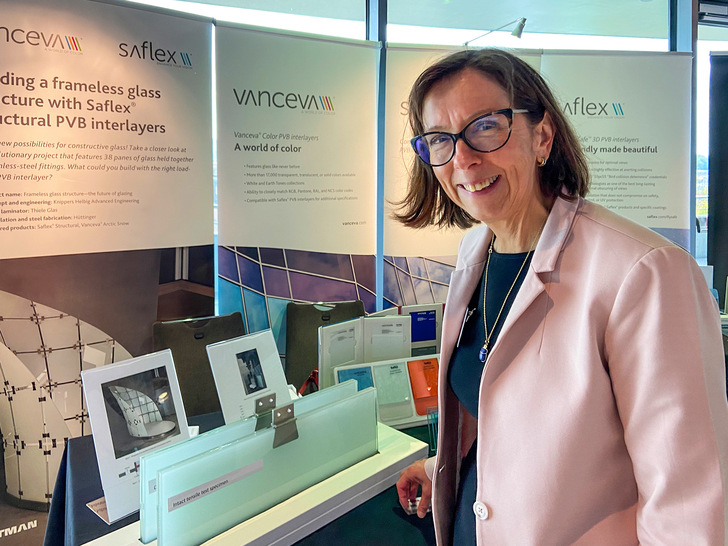 Sicherheitsgläser, wie am Eastman Stand gezeigt, ­werden künftig im Fassadenbau noch mehr nachgefragt.