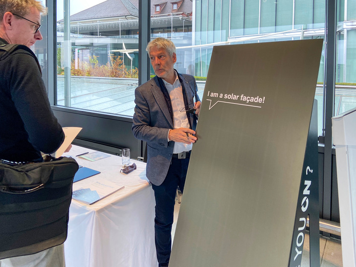 Energie aus der Gebäudehülle: Im Foyer des Kursaals von Bern zeigten die Aussteller unterschiedliche BIPV-Systeme. Klar im Trend liegen hier farbige Anwendungen. 