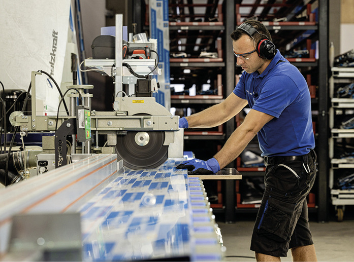 Blick in die teilautomatisierte Fensterbankproduktion im neuen Logistikzentrum von Seefelder in Neufahrn - © Foto: Seefelder
