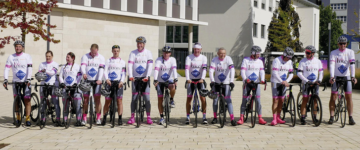 Veka Mitarbeiter Stefan Kordel (r.) ist gemeinsam mit dem Team von Kelly’s Heroes vom spanischen Veka Standort in Burgos über die Pyrenäen und den französischen Standort in Thonon-les-Bains bis nach Sendenhorst gefahren. Die letzten 20 km wurde er von einigen Kollegen und Kolleginnen begleitet. Mit dabei auch der Vorstandsvorsitzende Andreas Hartleif (M.). - © Foto: Veka
