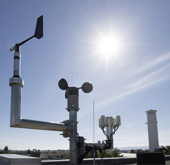 Wetterstationen auf jedem Gebäudeteil ermöglichen eine optimal wetterangepasste Steuerung der Sonnenschutzbehänge.