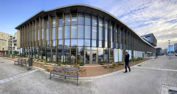 Markant und modern: Die „Médiathèque de Rillieux-La-Pape“ zeigt sich durch ihre Glasfassade offen und ­einladend. Für passenden Sicht- und Sonnenschutz sorgen Jalousien von Soliso Europe, motorisiert wurden sie mit Antrieben aus Lüdenscheid.