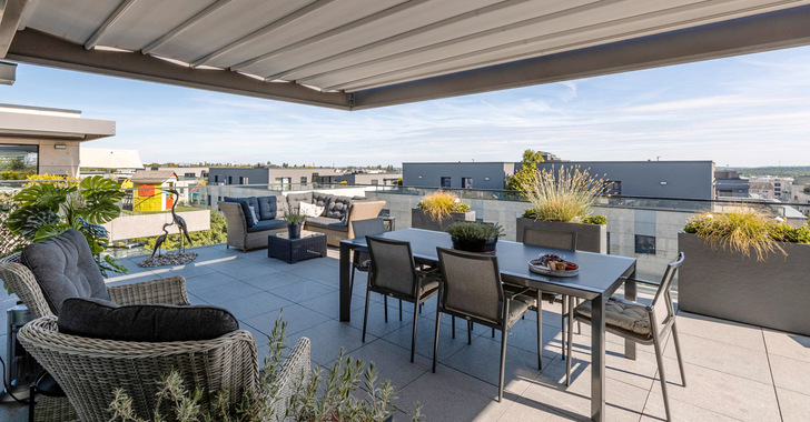 Das trapezoidale, gespannte Tuch bietet die Möglichkeit bei Bedarf einen einseitigen Abfluss zu schaffen.