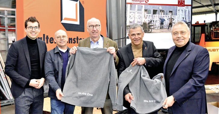 Der Traditions-Fensterbauer Walter Fenster aus Kassel wurde in diesem Jahr mit seinen 60 Beschäftigten ein Teil der Hilzinger Unternehmensgruppe. ­Gefertigt werden dort jährlich rund 22.000 Kunststoff-Fenster im Veka ­Profilsystem mit Siegenia-Beschlägen.
Auf dem Foto v.l.: Simon Dethleffsen, Gerd Walter, Helmut Hilzinger, ­Christian Bandle, Dr. Frank Walter.
