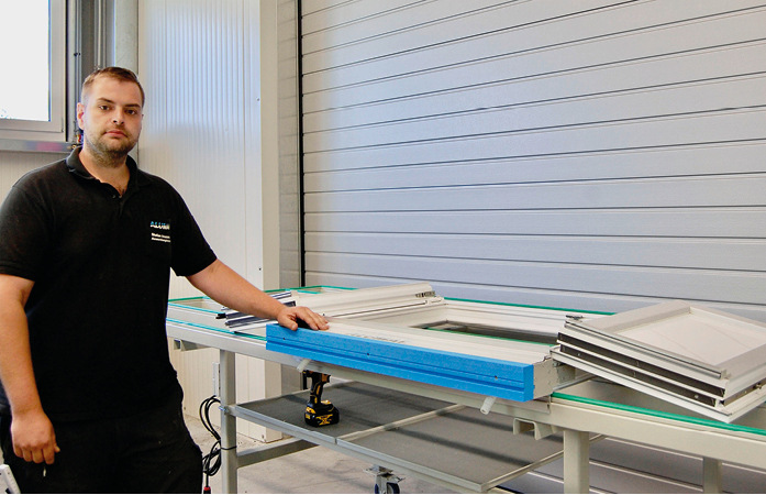 Stefan Anwander mit dem ­Stulpanschlag für die Stulpflügelmontage bei einer Drehtür im ­System von ­Alumat: Die Idee zum kleinen ­Problemlöser kam dem Fachmann für Produktmanagement und Prüfwesen morgens um 6 Uhr auf dem Weg zur ­Arbeit.