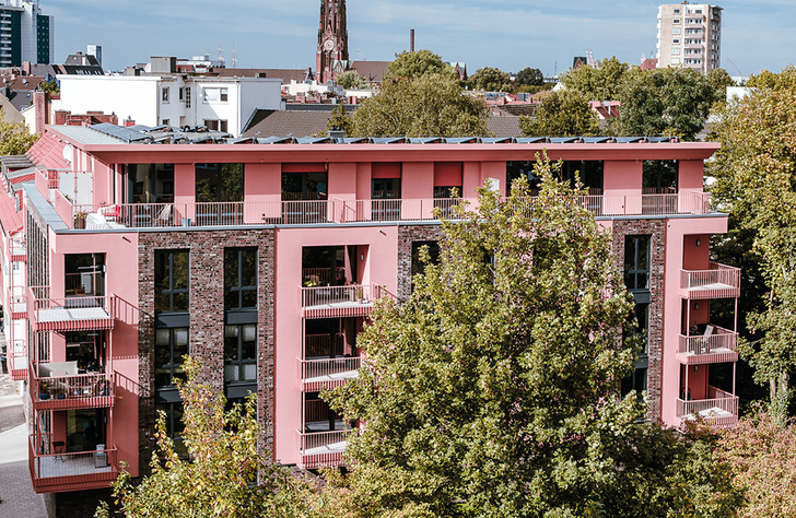 Das „Haus der Zukunft“ in Bremerhaven zeigt wegweisend, wie nachhaltiges ­Bauen und Leben im Sinn einer „Green Economy“ miteinander vereint werden kann. Es  ­ handelt sich um den ersten Wohn-Neubau in Bremerhaven und Umgebung, der bei der Deutschen ­Gesellschaft für nachhaltiges Bauen (DGNB) für die Goldzertifizierung angemeldet wurde. - © Foto: Deceuninck Germany,Fotografie:Diana Hanke
