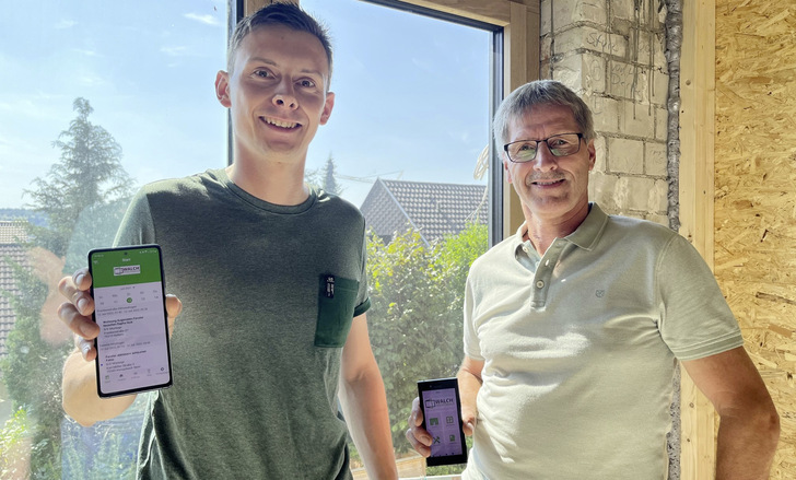 Sebastian und Frank Walch nach einer erfolgreichen (Erst-) Montage der NFC-Chips bei einem Neubau. Der gesamte Montageprozess wird dabei in der App dokumentiert und auch die Abnahme erfolgt digital.