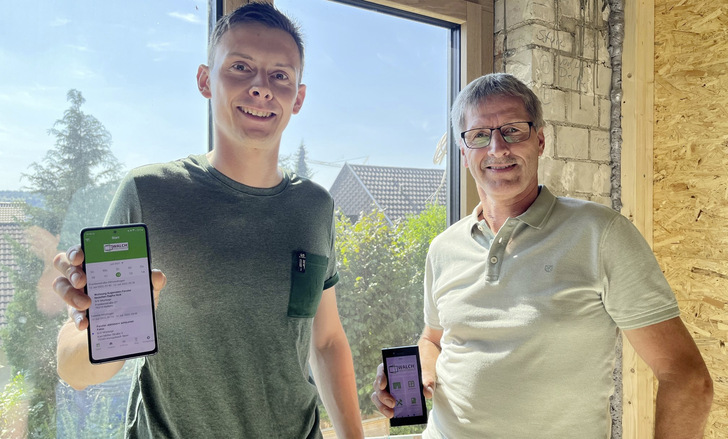 Sebastian und Frank Walch nach einer erfolgreichen (Erst-) Montage der NFC-Chips bei einem Neubau. Der gesamte Montageprozess wird dabei in der App dokumentiert und auch die Abnahme erfolgt digital. - © Foto: Walch Fensterbau GmbH & Co. KG
