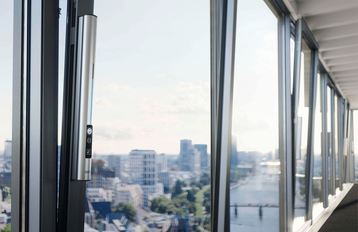 Ein Näherungssensor aktiviert das Bedienfeld, sobald sich ­eine Person nähert. Die Touch-­Buttons und eine LED-Anzeige machen die Bedienung zu einem Kinderspiel.