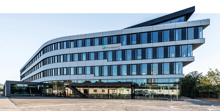 Für die Gebäudehülle der IEE-Zentrale in Kassel wurden 2700 m2 Isolierglas-Einheiten mit einem Ug-Wert von 0,6 von der Energy Glas GmbH in Wolfhagen gefertigt und angeliefert. - © Foto: Schollglas/Benjamin Zweig BZ Architekturfotografie
