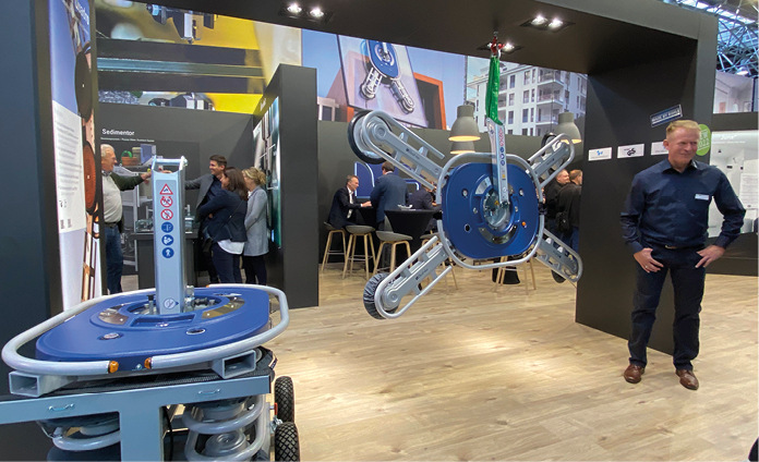 Das Hebegerät Liftmaster Quadro Pro Bildmitte) war eines der Highlights am glasstec Stand von Bohle, …