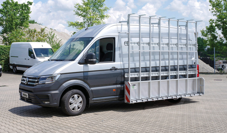 Für kleinere Liefermengen und eilige Montagen haben sich Transporter mit 3,5 t bzw. 6 t Gesamtgewicht als Allrounder durchgesetzt. Hier ein Transporter mit Hegla-Außenreff.