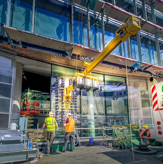 Die Montage der gewellten Gläser erfolgte unter einem Vorsprung mit Heavydrive Sauganlage VSG 2200 KR und Kontertraverse VSG 3000 Konter.