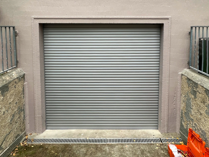 Garagentor oder Rollladen? Aus dieser Entfernung für den Laien gar nicht so einfach zu erkennen.