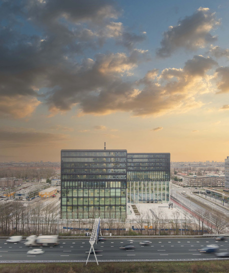 Das neue Amsterdamer Gerichtsgebäude NACH hat eine ansprechede Glasfassade, zudem sind im Gebäude viele Hochsicherheits-Gläser von Saint-Gobain verbaut. - © Fernando Guerra FG+SG
